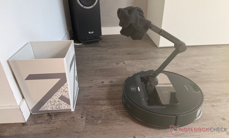 正在清理袜子的 OmniGrip 机械臂