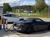 保时捷即将推出的 Boxster 电动车的充电接口位置非常奇特,但实际上却非常方便。(图片来源:@Strombock on Twitter - 已编辑)