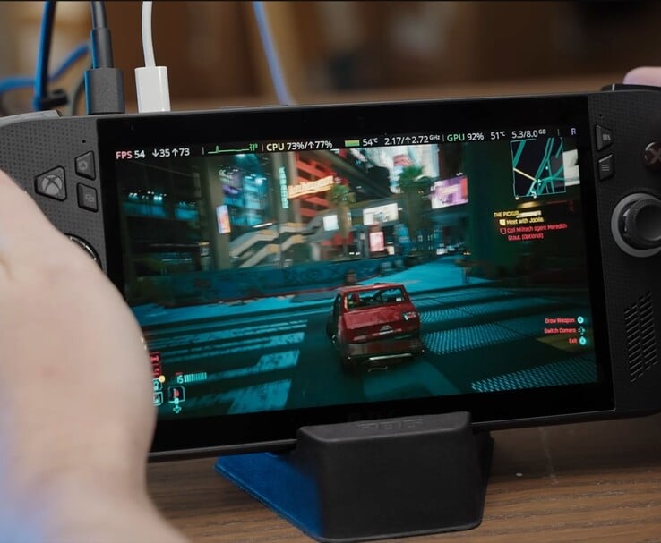 华硕 ROG Ally X 运行《赛博朋克 2077》，屏幕上显示 FPS、CPU 和 GPU 使用率等游戏性能指标。(图片来源：Dawid Does Tech Stuff）