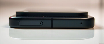 顶部:Nano SIM 卡托盘、麦克风