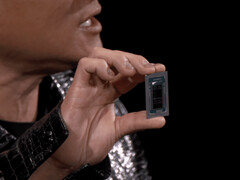 Jensen Huang 在 2025 年 CES 上高举 Nvidia GB10。(图片来源：Hardware Luxx）