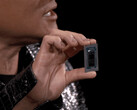Jensen Huang 在 2025 年 CES 上高举 Nvidia GB10。(图片来源：Hardware Luxx）