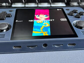 RGB30 配备了 4 英寸显示屏和 Rockchip RK3566 芯片组。