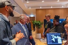 Tim Cook 与 King Charles III 在位于 Battersea Power Station 的 Apple 总部