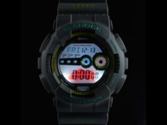 卡西欧 G-Shock x 铃木 GD-100 合作款手表采用了带有吉姆尼犀牛标志的定制背光。(图片来源:Autorimessa)