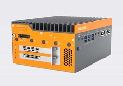 充足的端口和空间，可容纳 SFF 桌面级专业 GPU。(图片来源：Onlogic）