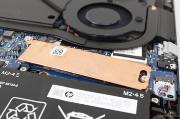 两个M.2 PCIe4 SSD插槽中只有一个使用铜质散热片