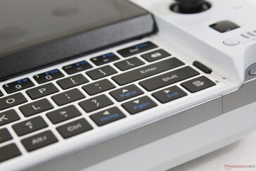 键盘键几乎与甲板齐平，因此很难快速打字。在右下方可以看到集成的麦克风