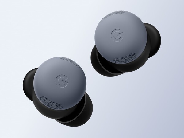 月光石色的 Pixel Buds Pro 2，配有配套的挡风网罩。(图片来源：谷歌）