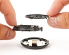 谷歌 Pixel Watch 4 让更换电池变得轻而易举。(图片来源：iFixit）