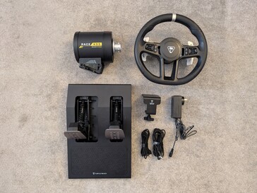 VelocityOne Race KD3 轮架、方向盘、踏板、桌夹、电源适配器和电缆。