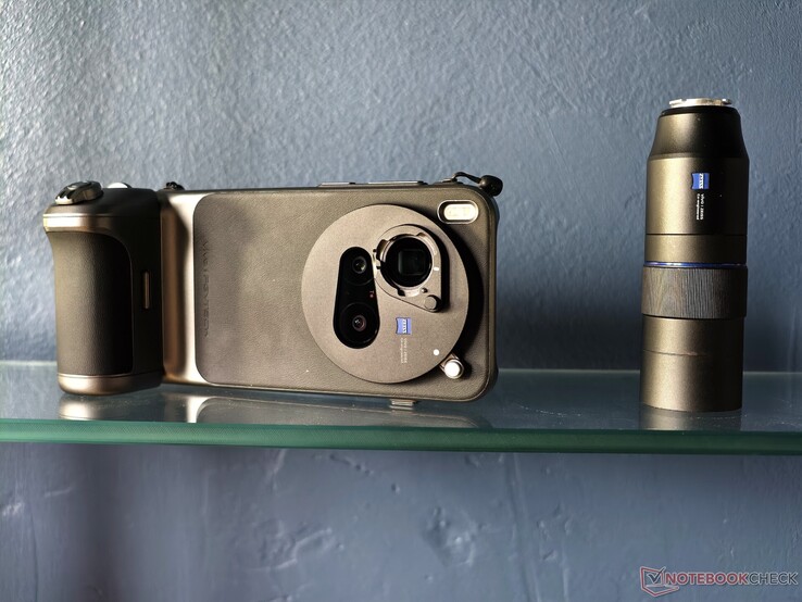 您必须将 vivo X300 Pro 旋转 180°，才能将手柄用作相机快门释放按钮，而不是快捷键。