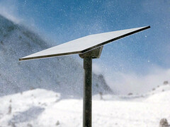 暴风雪中的 Starlink 住宅天线。(图片来源:Starlink)