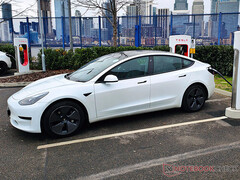 超级充电站中的特斯拉 Model 3。(图片来源：Notebookcheck）