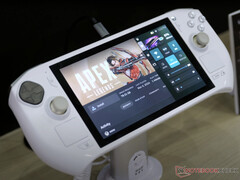 Zotac 再次展示了其第二代 Zone 游戏掌上电脑，采用白色和金色外观。(图片来源：Notebookcheck）