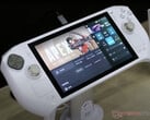 Zotac 再次展示了其第二代 Zone 游戏掌上电脑，采用白色和金色外观。(图片来源：Notebookcheck）
