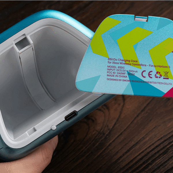 8BitDo 充电底座有一个储物格，可存放 Xbox 控制器的小配件。