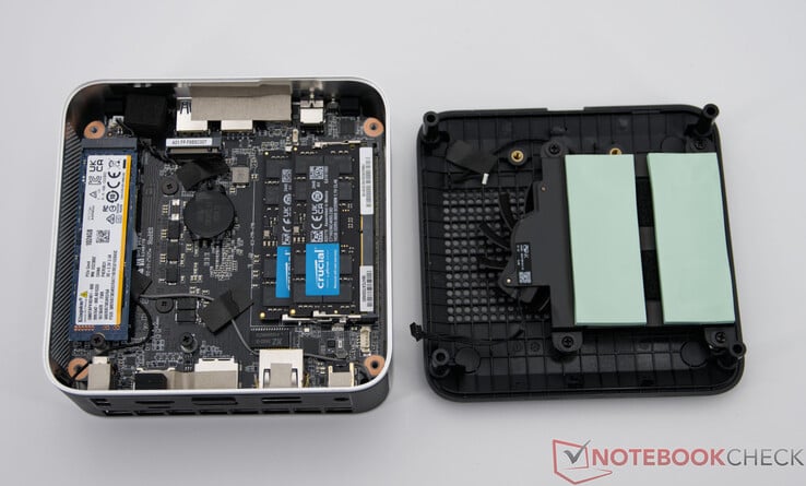 底部开放的 Minisforum AI X1