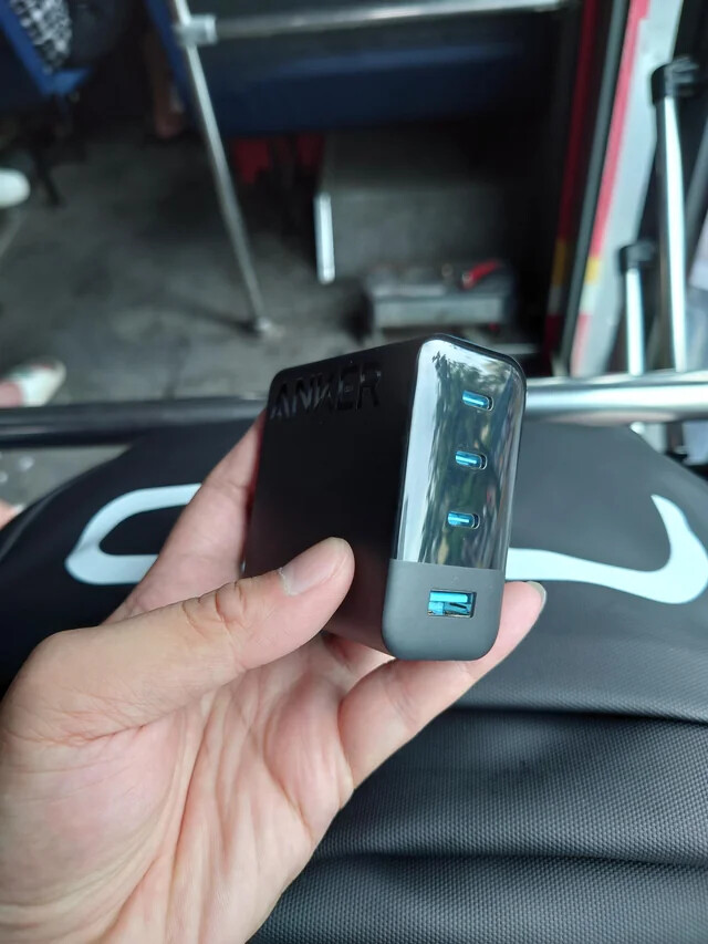 Anker 347 100W 墙式充电器的旧照片。(图片来源：u/PhuongHo4ng via Reddit）