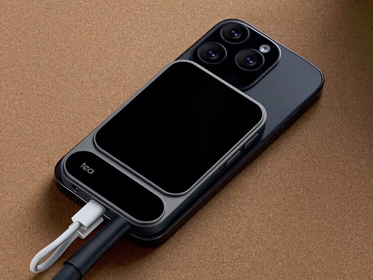 Khadas Tea Pro 电池供电 DAC 可通过磁力吸附到兼容手机上。(图片来源：卡达斯）