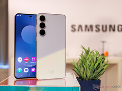 Galaxy S25 FE 采用熟悉的设计语言，显示屏边框相对较薄。（图片来源：Notebookcheck）