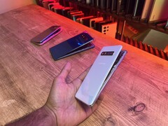 许多三星手机神秘地以臃肿的电池而告终(图片来自Arun Maini的Twitter)。