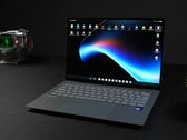 Asus Googlebook 14 重量不到 1 kg（2.2 lbs.）。