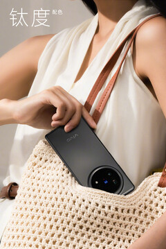 vivo X Fold5 钛金属机身。