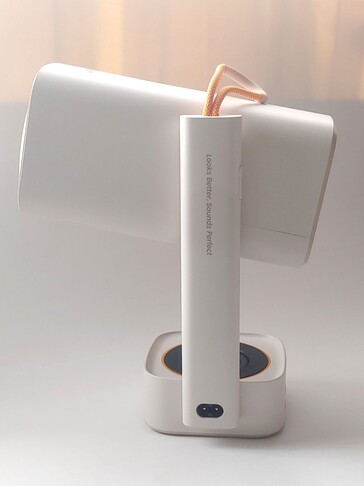 Yaber T1 Pro 的不对称、头重脚轻设计使其在意外推动时很容易向前倾倒。(图片来源：Notebookcheck）
