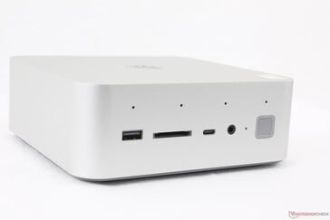 前置USB-A 3.2 Gen. 2（10 Gbps）、SD 读卡器、USB-C w/ DisplayPort（10 Gbps）、3.5 毫米耳机、支持指纹识别的电源按钮、四麦克风阵列