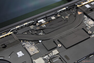 冷却解决方案包括一根大型铜热管和两个 ~50 毫米风扇