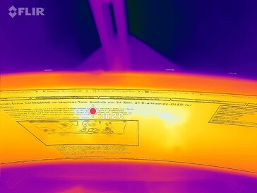 在风扇已经启动的情况下，我们的测量结果高达38℃。