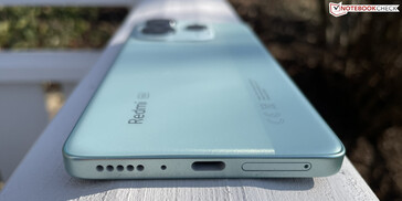 底部：扬声器、麦克风、USB-C 2.0、SIM/microSD 插槽（图片来源：Manuel Masiero）
