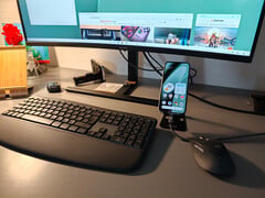 Google Pixel 10a 连接到显示器，并配对了罗技 MK880 作为输入设备。
