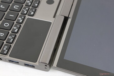 触摸板有一个学习曲线，因为它比其他笔记本电脑小得多，位置也不同。
