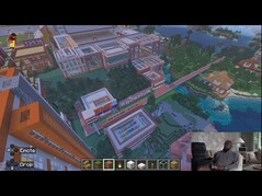 十二年来,Mike Tomlin的Minecraft项目发展成了一座规模宏大的都市,里面遍布住宅建筑、体育场馆、商店和绿地。