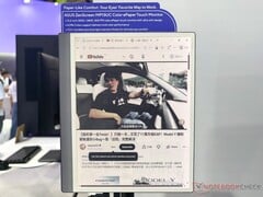 华硕在 Computex 2026 上展出了 MP13UC 电子纸显示屏和 ATS01D 展台。