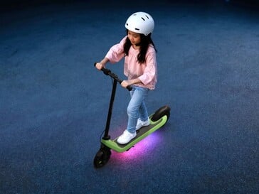 Segway C2 Go 配备 256 色 RGB 灯光系统。