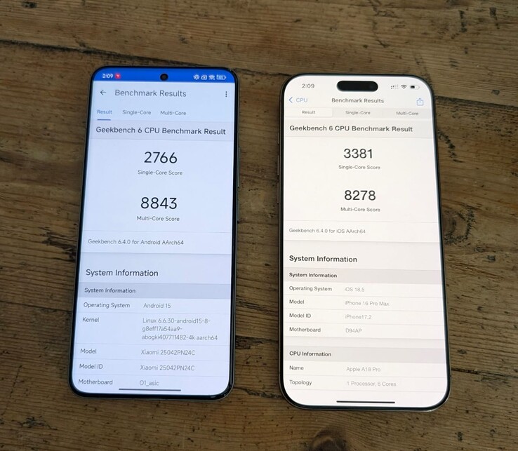 配备 Xring O1 的小米 15S Pro 与配备 A18 Pro 的Apple iPhone 16 Pro Max。(图片来源：Max Weinbach on X）