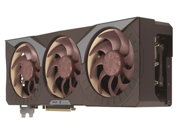 华硕GeForce RTX 5080 16GB GDDR7 Noctua OC 版侧视图。(图片来源：华硕）