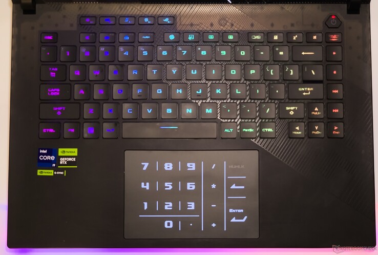 Scar 16 的触摸板集成了虚拟数字键盘