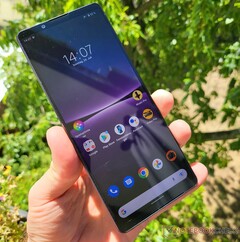 Xperia 1 IV是一款出色的智能手机，似乎被Snapdragon 8 Gen 1拖了后腿。 (图片来源：NotebookCheck)