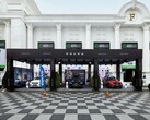 在 2022 年 Realestate.com.kh 世博会上，沃尔沃展台展示了包括 SUV 在内的多款沃尔沃汽车，并在宏伟的白色圆柱建筑前悬挂了宣传横幅和品牌标识。(图片来源：I'm Zion via Pexels）