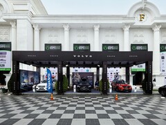 在 2022 年 Realestate.com.kh 世博会上，沃尔沃展台展示了包括 SUV 在内的多款沃尔沃汽车，并在宏伟的白色圆柱建筑前悬挂了宣传横幅和品牌标识。(图片来源：I&#039;m Zion via Pexels）