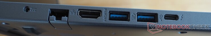 在左边：充电端口，RJ45以太网，HDMI 2.1，2个USB-A 3.0，Thunderbolt 4。