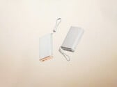 这两款新款移动电源的额定容量分别为15,000mAh和20,000mAh。图为这两款新机型。