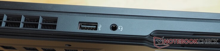 在左边。USB-A 3.2 Gen 2，3.5毫米音频插孔
