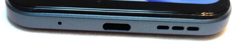底部。麦克风、USB-C端口、扬声器