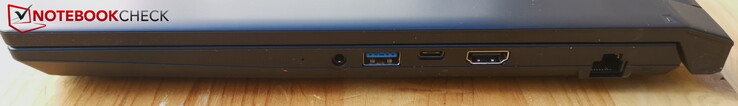 右边：耳机、USB-A 3.0、带DP的USB-C 3.0、HDMI 2.1、LAN