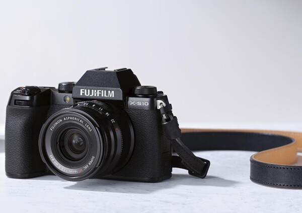 富士X-S10是一款功能强大的现代相机，有着复古的外表。(图片来源：富士胶片)